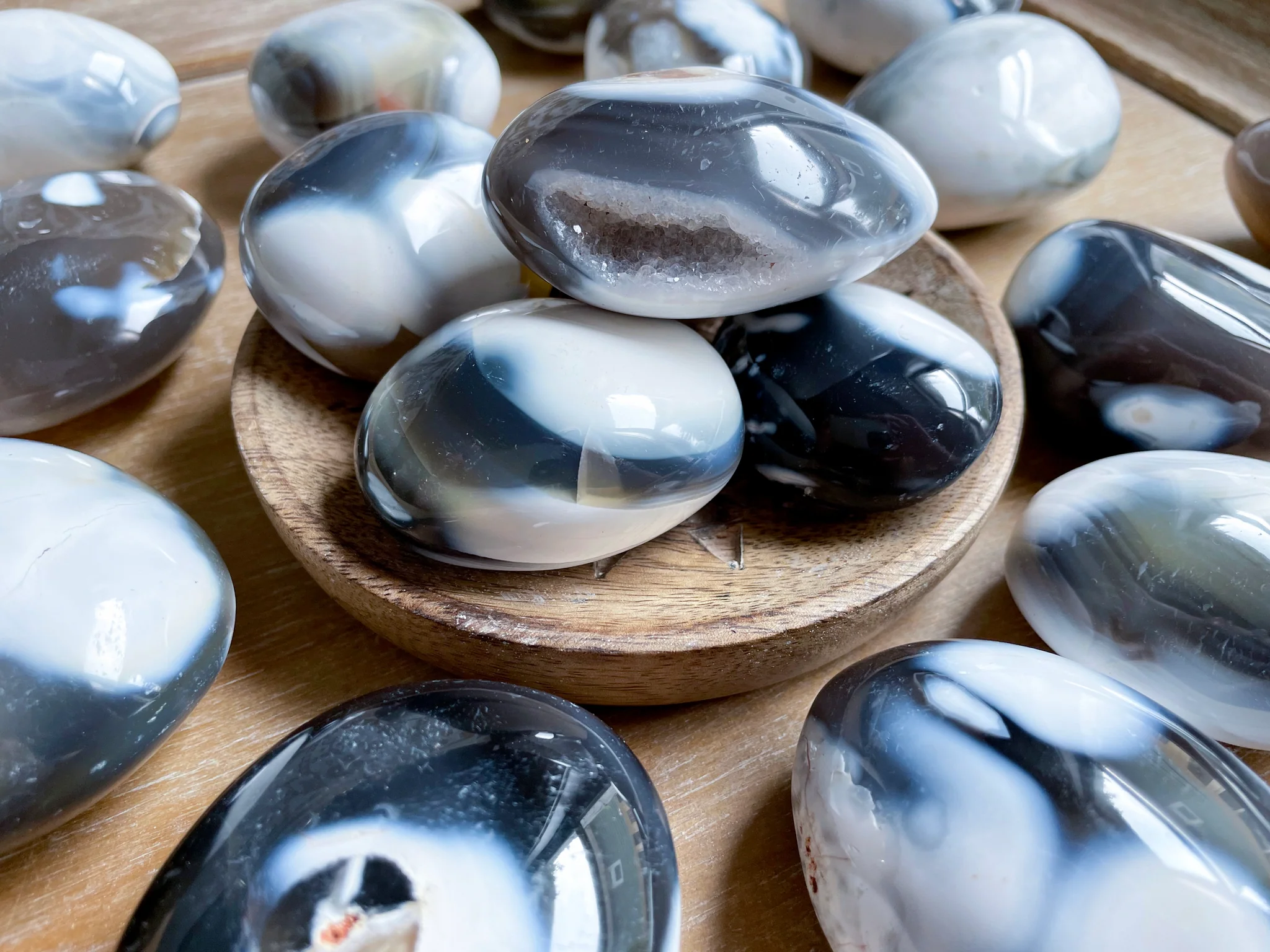 Exploring the Enchanting Beauty of Orca Agate